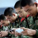 スマホゲームに熱中しすぎて警報音に気づかず……“世界最強”うたう中国人民解放軍が崩壊間近!?