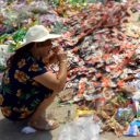 中国のゴミ捨て場は宝の山!?　企業が廃棄した期限切れ食品が、翌朝には市場で“新品同然”に！　