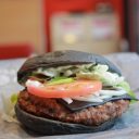 バーガーキングの“非常識”黒いバーガー『KURO』にADDしまくってきた！