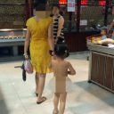 中国では常識!?　スーパーで真っ裸の女児を連れて買い物をする母親に、周囲は……
