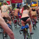 老若男女が素っ裸で自転車にまたがり……英マンチェスターに、謎のチン走団が登場！