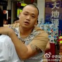 “制服を着たチンピラ”小役人 vs 謎の刺青スキンヘッド男　中国最凶対決、勝負の行方は……
