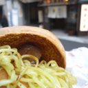 麺屋武蔵本店の前でロッテリア『麺屋武蔵ラーメンバーガー』を食べながら