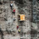 なんでこんなところに!?　断崖絶壁に立つ「世界一危険」なコンビニが中国でオープン！
