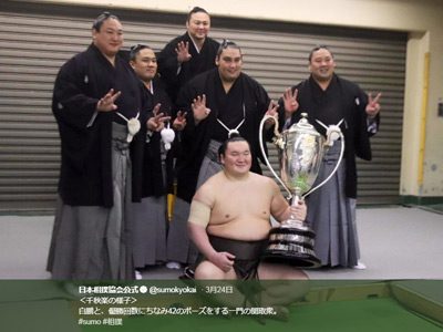 【校正待ち】白鵬、全勝優勝！　千秋楽で大ケガでも笑いが止まらないワケとは？の画像1