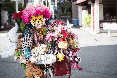 新宿の名物男がドキュメンタリー映画になった!!　映画と美女と酒を愛する仮面の男『新宿タイガー』の画像1