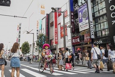 新宿の名物男がドキュメンタリー映画になった!! 映画と美女と酒を愛する仮面の男『新宿タイガー』の画像3