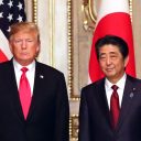 大相撲観戦のトランプ一行に大ブーイング！　「す～わ～れ～、す～わ～れ～」の大合唱も