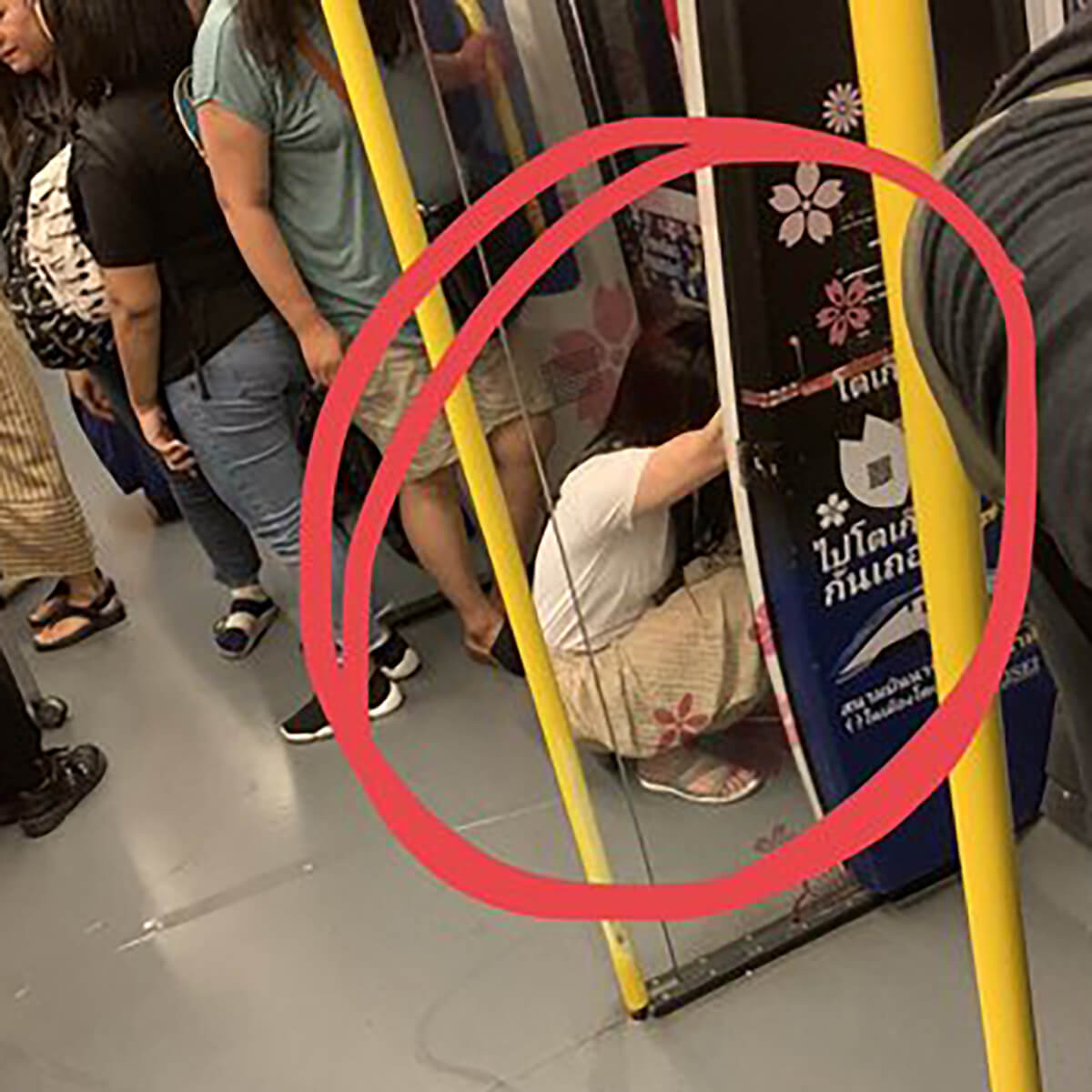 どこでもトイレ 文化が海外進出 中国人とみられる女性観光客がバンコクの電車内で放尿 そのまま立ち去る 日刊サイゾー