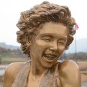 韓国の山奥で伝説のパンチラに出会う「金のマリリン・モンロー像」
