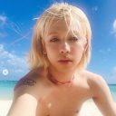 気持ち悪い!? りゅうちぇる、海で撮影した上半身裸の自撮り写真披露も大不評