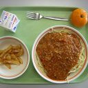 背景に脱ゆとりと一汁三菜の衰退⁉　小学校で「給食時間の私語禁止」が広がるワケ