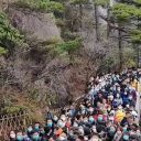 景勝地に黒山の人だかり……中国で懸念される「感染再拡大リスク」