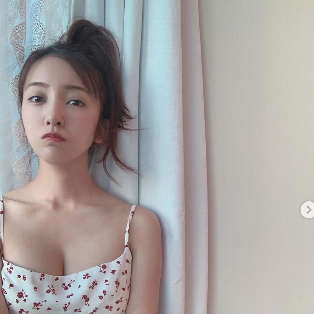 板野友美、胸の谷間が覗くセクシーショットに賛否「スタイルいい!」「何アピール?」