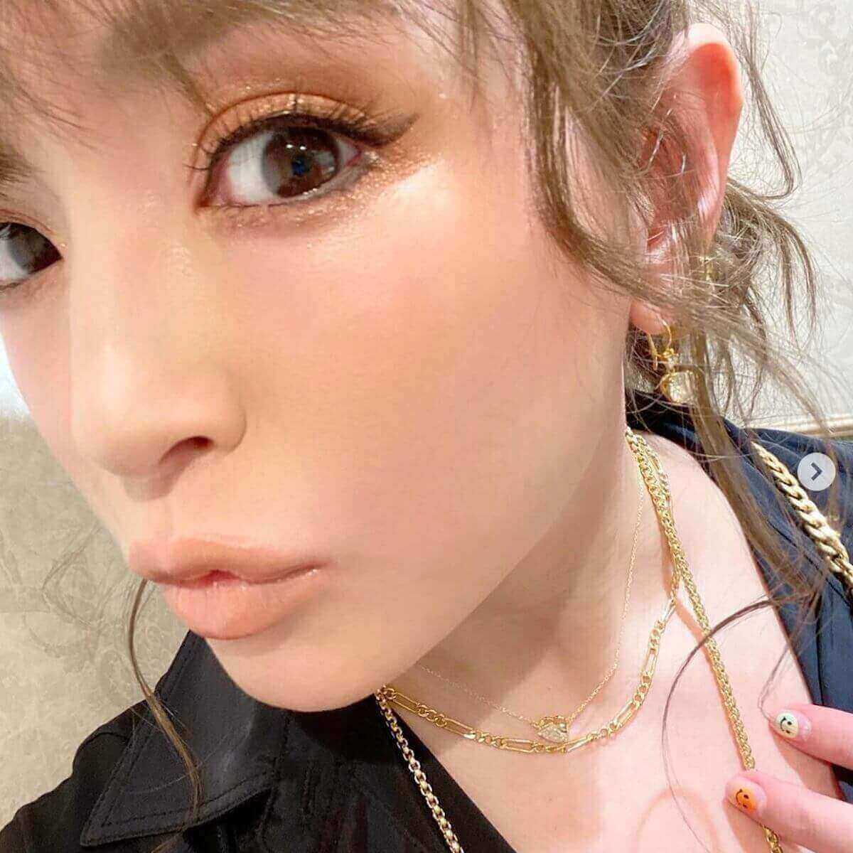 浜崎あゆみ 口をすぼめた自撮りショットが大反響 かわいい 痛々しい 日刊サイゾー 浜崎あゆみ 口をすぼめた自撮りショットが大反響 かわいい 痛々しい 日刊サイゾー