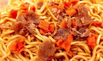 【8月新商品】暑苦しいけど元気になれる!? インパクト大のこってり系汁なしカップ麺3選!の画像11