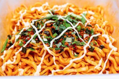 【8月新商品】暑苦しいけど元気になれる!? インパクト大のこってり系汁なしカップ麺3選!の画像3
