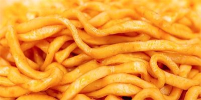 【8月新商品】暑苦しいけど元気になれる!? インパクト大のこってり系汁なしカップ麺3選!の画像4