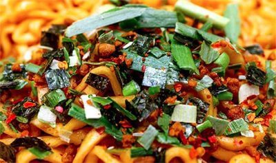 【8月新商品】暑苦しいけど元気になれる!? インパクト大のこってり系汁なしカップ麺3選!の画像5