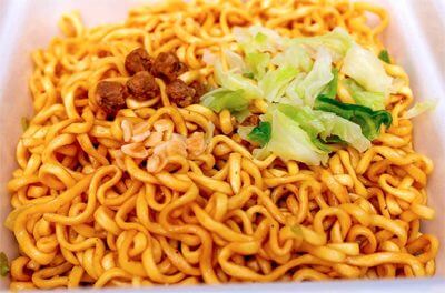 【8月新商品】暑苦しいけど元気になれる!? インパクト大のこってり系汁なしカップ麺3選!の画像7