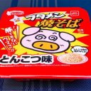 【カップ麺9月新商品】豚・鶏・魚3連発！　駄菓子「ブタメン」が“汁なし麺”になって登場、まさかの激ウマ!?