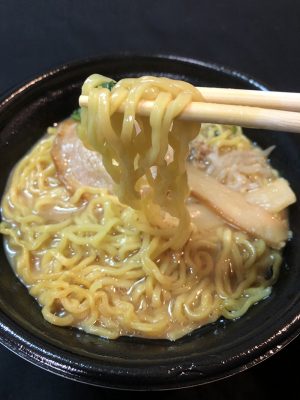 ローソンから発売したレンジでチンする系ラーメン、札幌、喜多方、博多の麺を食べ比べ！の画像2