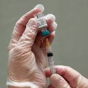 新型コロナ、ワクチン接種に続きイギリスで治療薬研究進む報道