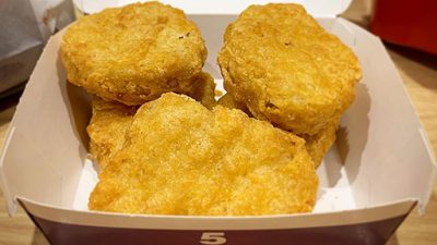 マクドナルドのちょい足しメニューで200万回再生！ 「ホットケーキシロップ」をナゲットにドバドバかける裏技がヒットの画像1