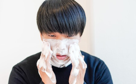 やってはいけない男性の肌ケアに要注意！　洗顔、化粧水、乳液の3ステップ基礎ポイントを解説の画像2