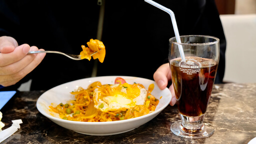 インド、アメリカ、中国が同盟を結んだ! フォークで食べる常識破りのジャンクかた焼きそばの画像7