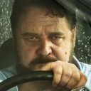 殺人ドライバーが白昼の公道で突然襲い掛かる！ ラッセル・クロウ主演の恐怖映画『アオラレ』