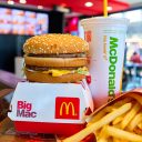 「マクドナルド」ハンバーガーランキング！ 3位ダブチ、2位てりやき、を抑えた断トツ1位は？