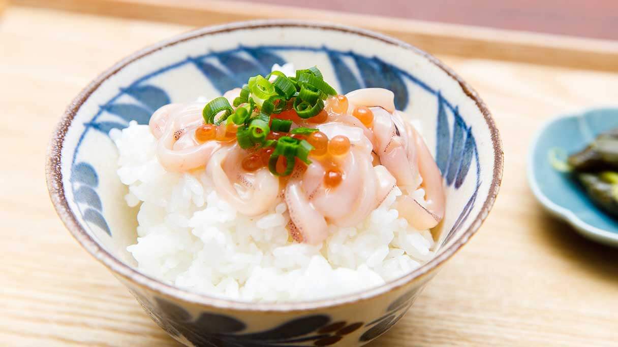 庄村聡泰、イカのモニュメントで揺れる能登町の新名物を実食! 「文脈としては成立している、が…」の画像2