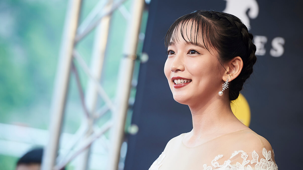 吉岡里帆、インスタ乗っ取り騒動を爆笑に変えたトーク力！ ナイツとの掛け合いも見事