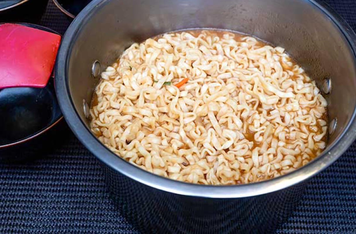 「ペヤング×幸楽苑」が超重量級「ペタマックス」に登場！　デカすぎて1日じゃ食べきれない ～おまけレビューもあるよ～の画像13