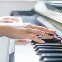 指が6本のピアニストも誕生する!? 「第6の指」の技術開発で新感覚の研究も