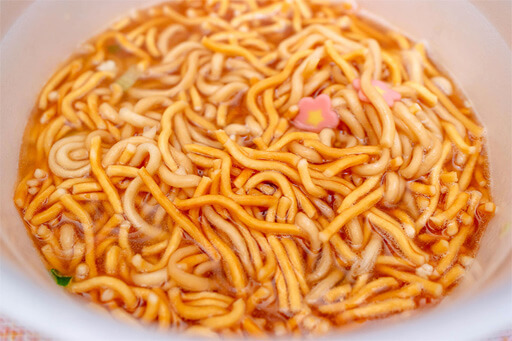 チキンラーメン、ベビースター、ブタメン…これはお菓子かカップ麺か!? 混乱必至の3品の画像11