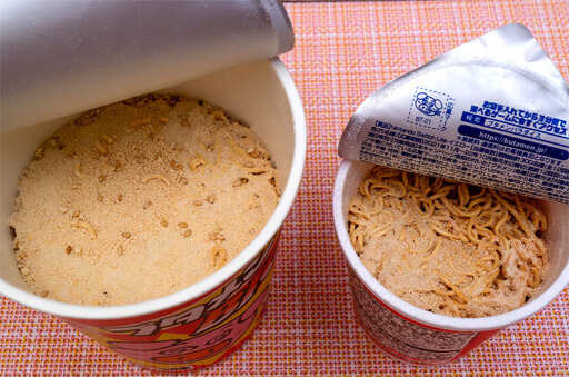 チキンラーメン、ベビースター、ブタメン…これはお菓子かカップ麺か!? 混乱必至の3品の画像13