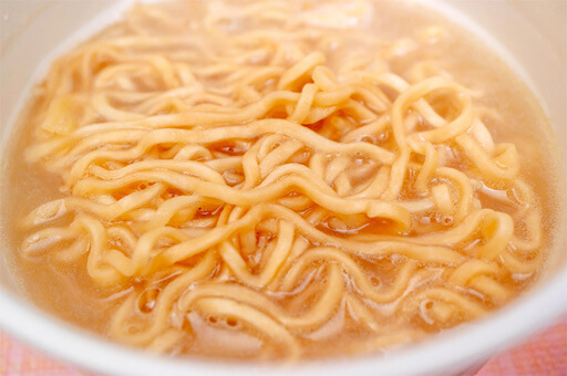 チキンラーメン、ベビースター、ブタメン…これはお菓子かカップ麺か!? 混乱必至の3品の画像15