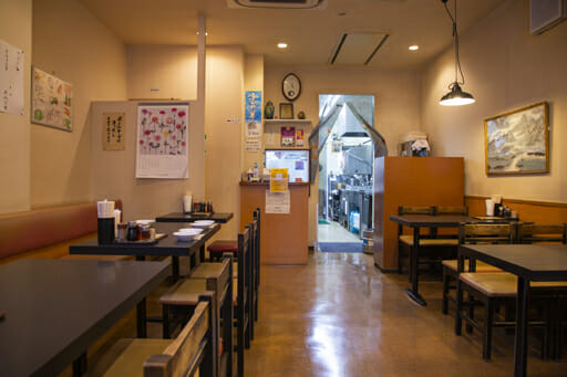 レモン噴射で梅雨の湿気も吹き飛ぶ! 芝公園「綿徳」の揚げやきそばの画像4