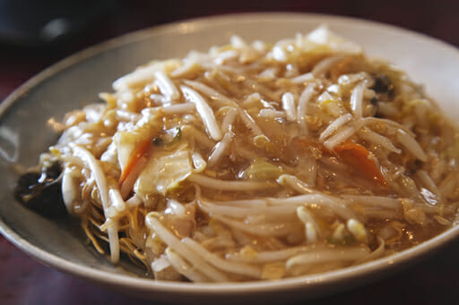 西麻布なのに500円！ ガーナ人も魅了するワンコインかたやきそばの信念の画像6