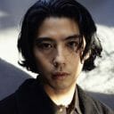 賀来賢人、アミューズから独立で…週刊誌による「家族写真」争奪戦が勃発？