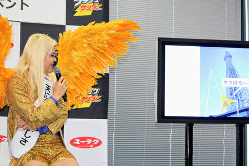 ZAZY、レアな黄金の羽姿を披露「ゆくゆくは空中を飛びたい」飛翔に意欲の画像4
