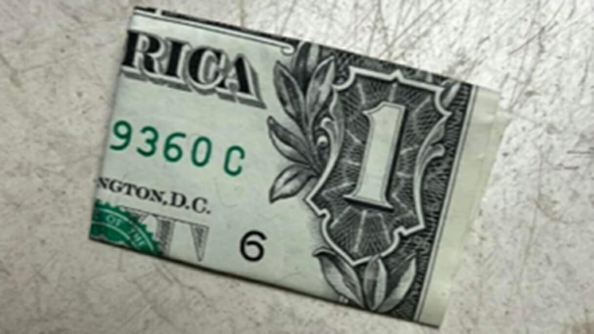 「折りたたまれたドル紙幣を拾ってはダメ」…身を守る術めぐる「真贋論争」